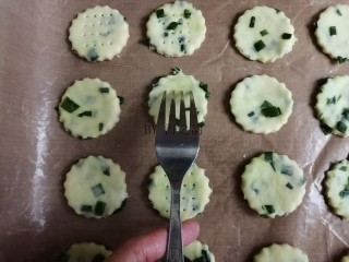 12、香葱苏打饼干,用叉子叉出小孔
