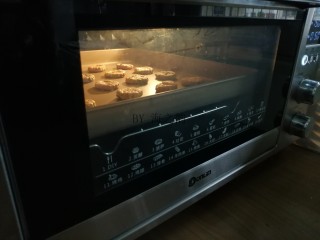 13、香葱苏打饼干,放入已经预热到,上火165度下火170度的东菱K40C烤箱中下层烘烤15分钟左右