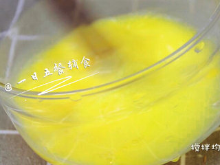 2、蔬菜奶酪米饭煎饼 宝宝辅食，鸡蛋+毛豆+西葫芦+胡萝卜,鸡蛋打散，加入40克水搅拌均匀。