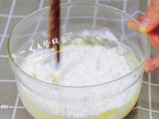 3、蔬菜奶酪米饭煎饼 宝宝辅食，鸡蛋+毛豆+西葫芦+胡萝卜,加面粉搅拌成面糊。