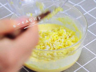 4、蔬菜奶酪米饭煎饼 宝宝辅食，鸡蛋+毛豆+西葫芦+胡萝卜,再加米饭，搅拌均匀。这个米饭是小米和大米一比一煮出来的。