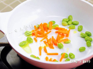 6、蔬菜奶酪米饭煎饼 宝宝辅食，鸡蛋+毛豆+西葫芦+胡萝卜,往平底锅加点油，放毛豆、胡萝卜翻炒。胡萝卜炒软才能便于吸收胡萝卜素。所以早点放哦~