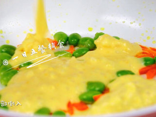 7、蔬菜奶酪米饭煎饼 宝宝辅食，鸡蛋+毛豆+西葫芦+胡萝卜, 炒个1分钟，面糊全部倒入，均匀的盖住毛豆和胡萝卜。
