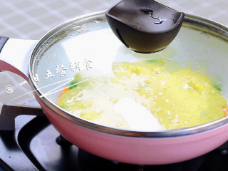 8、蔬菜奶酪米饭煎饼 宝宝辅食，鸡蛋+毛豆+西葫芦+胡萝卜,开小火，锅盖上盖，一分钟后翻面。