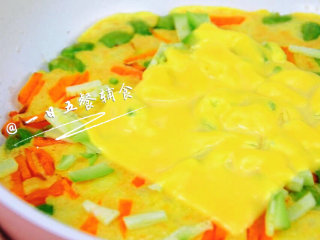 11、蔬菜奶酪米饭煎饼 宝宝辅食，鸡蛋+毛豆+西葫芦+胡萝卜, 出锅啦。有饭有面，有菜有芝士。喜欢肉的小盆友，还可以把肉提前炒熟，最后和奶酪一起加入。