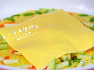 9、蔬菜奶酪米饭煎饼 宝宝辅食，鸡蛋+毛豆+西葫芦+胡萝卜,翻面后撒西葫芦丁，放一片芝士片。没有这样的芝士片，放宝宝奶酪或者马苏里拉都可以。