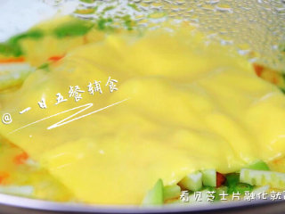 10、蔬菜奶酪米饭煎饼 宝宝辅食，鸡蛋+毛豆+西葫芦+胡萝卜, 盖上盖，小火再1分钟，看见芝士片融化就可以了。