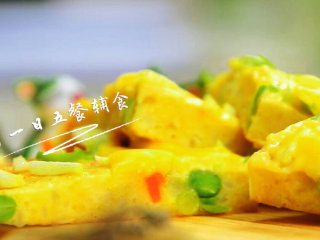 13、蔬菜奶酪米饭煎饼 宝宝辅食，鸡蛋+毛豆+西葫芦+胡萝卜,利用剩米饭的同时，也得到了更多的膳食纤维和钙，面糊中的水分传给米饭，使剩米饭变得不再干硬，同时又保有弹性，口感上与面糊，蔬菜相映成趣。