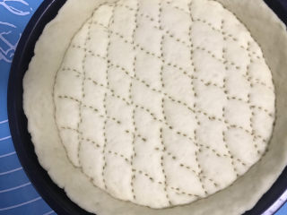 10、香蕉芒果披萨????,用叉子扎上小孔