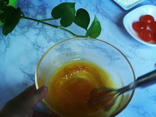 1、#午餐#中秋甜品蛋黄莲蓉月饼,转化糖浆，花生油，枧水全部混合，搅拌融合！