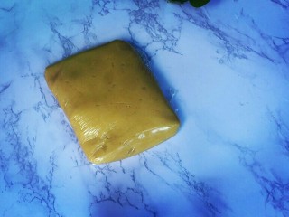 4、#午餐#中秋甜品蛋黄莲蓉月饼,盖保鲜膜室温静置1个小时以上，时间不超过3小时最佳！