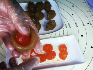 6、#午餐#中秋甜品蛋黄莲蓉月饼,把咸蛋黄包进莲蓉里面！依次包好备用！