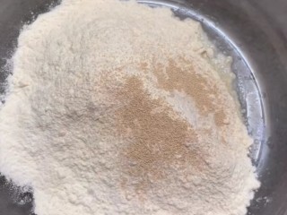 1、培根火腿披萨,首先和面。150克面粉放2克酵母，2克白糖 。
