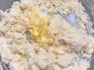 3、培根火腿披萨,搅成絮状，再放入10克黄油。