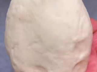 4、培根火腿披萨,揉成一个光滑的面团。