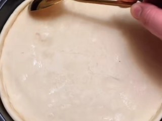 6、培根火腿披萨,把面擀成薄饼，放进去铺平