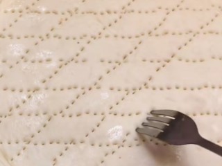 7、培根火腿披萨,用叉子扎出小眼。