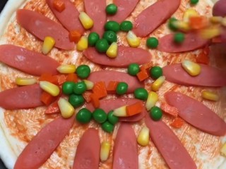 9、培根火腿披萨,放培根或者什锦蔬菜。(根据自己的喜好)