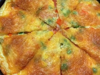 12、培根火腿披萨,成品图。(考到这种颜色即可出，每个人家中的烤箱不一样，根据自己家的烤箱掌握)