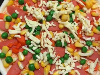 10、培根火腿披萨,撒上两大把芝士。