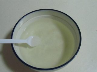 1、酥脆麻花,将糖放在开水中搅拌化开后摊凉备用;