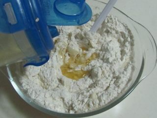 2、酥脆麻花,在面粉和小苏打中加入少许油;