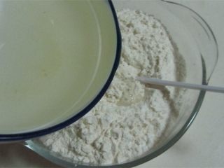 3、酥脆麻花,将糖水分次加入面粉中搅拌;