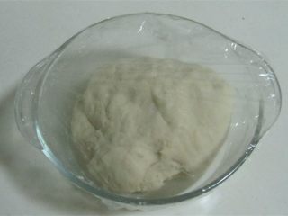 4、酥脆麻花,揉匀后盖上保鲜膜饧上10-15分钟;