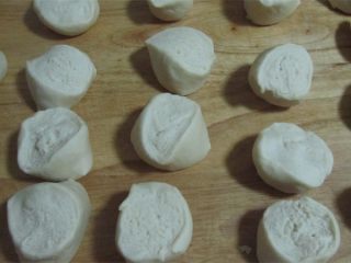 5、酥脆麻花,将饧好的面粉搓成长条,再揪成大小相等的剂子;