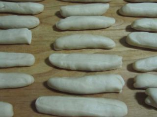 6、酥脆麻花,将剂子立着搓成拇指粗的长条备用, 并饧上10-15分钟;