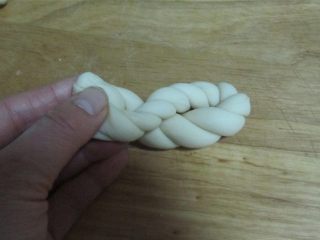 9、酥脆麻花,再麻花左右手向相反方向揪一下, 再将两端合起, 它们会更拧在一起;