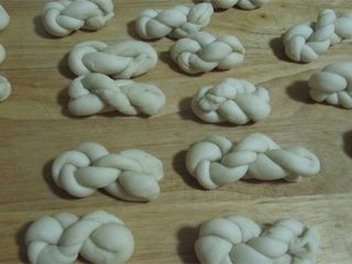 10、酥脆麻花,同样的方法将其它的麻花做好;