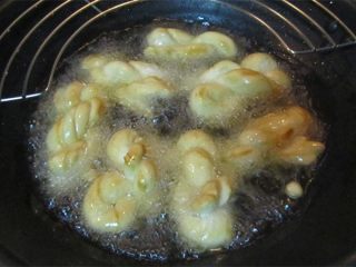 13、酥脆麻花,当麻花炸至浮起来, 用筷子翻动麻花, 以便麻花炸的均匀;
