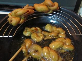 14、酥脆麻花,将麻花炸至金黄色且麻花有点下沉后捞出;