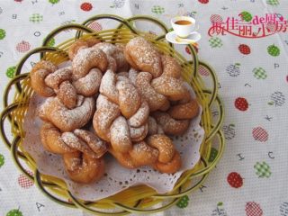 16、酥脆麻花,酥脆的麻花就炸好了, 吃起来嘎嘣,嘎嘣响。