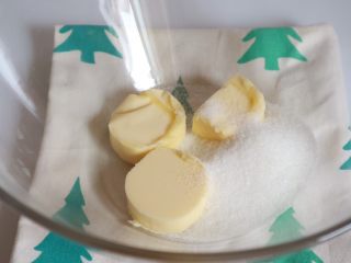 1、超萌胡萝卜小饼干(芝士口味),加入细砂糖