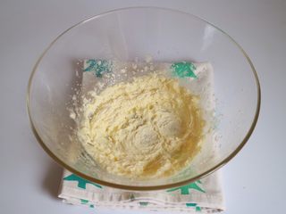 2、超萌胡萝卜小饼干(芝士口味),用打蛋器大至搅打至颜色稍许变浅