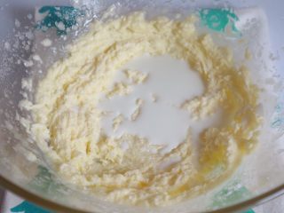 3、超萌胡萝卜小饼干(芝士口味),加入淡奶油