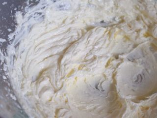 4、超萌胡萝卜小饼干(芝士口味),继续打发至蓬松光泽顺滑