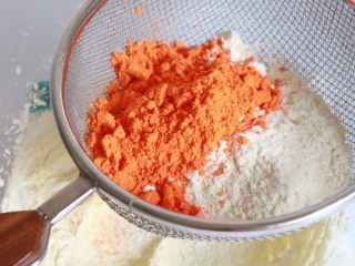 5、超萌胡萝卜小饼干(芝士口味),过筛加入低筋面粉与黄金芝士粉