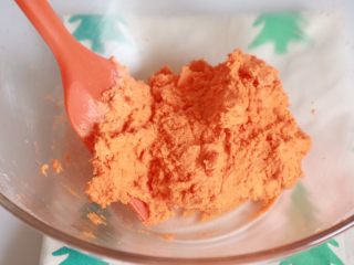 7、超萌胡萝卜小饼干(芝士口味),用刮刀将面糊大致拌匀,无干粉