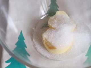 9、超萌胡萝卜小饼干(芝士口味),加入细砂糖,用打蛋器稍许打发至颜色变浅