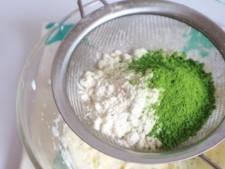 12、超萌胡萝卜小饼干(芝士口味),过筛加入低筋面粉与抹茶粉