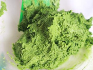 14、超萌胡萝卜小饼干(芝士口味),大致拌匀至无干粉即可,装入裱花袋,剪一个稍大一点的口,这样挤出来的叶子才比较有立体感