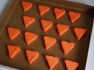 16、超萌胡萝卜小饼干(芝士口味),摆放在烤盘上