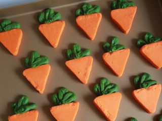 17、超萌胡萝卜小饼干(芝士口味),然后挤上胡萝卜的叶子