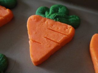 18、超萌胡萝卜小饼干(芝士口味),用牙签划几道纹路