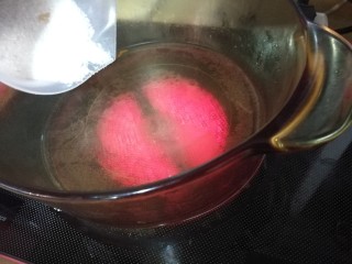 8、橙子果酱 化痰消食防感冒,锅中加200克水，加入白糖。