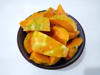 1、万圣节不给糖就捣蛋——南瓜饼干,南瓜洗净去皮，切成小块，放蒸锅里大火蒸20分钟