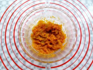 3、万圣节不给糖就捣蛋——南瓜饼干,称取75克，尽量干一点的南瓜泥，不要太多水份